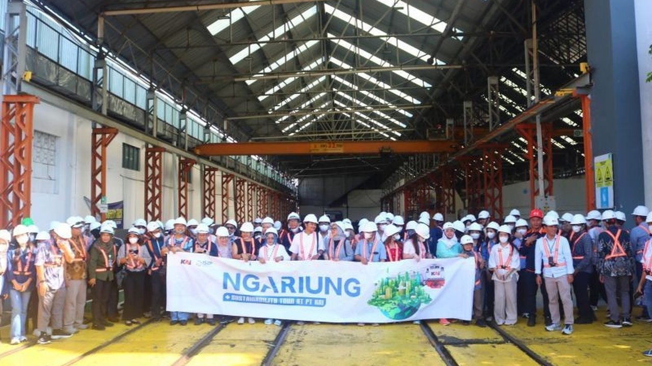 PT Kereta Api Indonesia (KAI) berkomitmen mengurangi emisi karbon melalui berbagai inovasi, termasuk penggunaan biodiesel B40, PLTS, dan sistem paperless, serta menghadapi tantangan investasi teknologi ramah lingkungan.