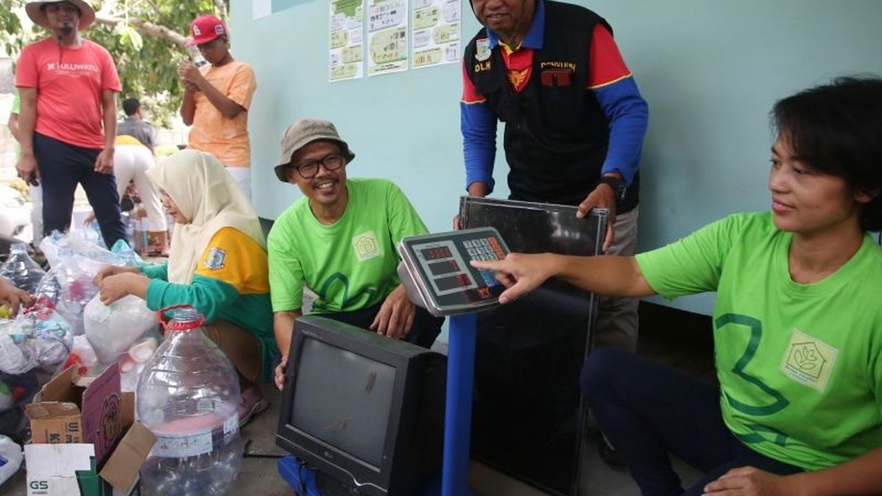 Indonesia menghadapi ancaman serius dari sampah elektronik yang terus meningkat, membutuhkan kolaborasi pemerintah, industri, dan masyarakat untuk pengelolaan yang berkelanjutan.