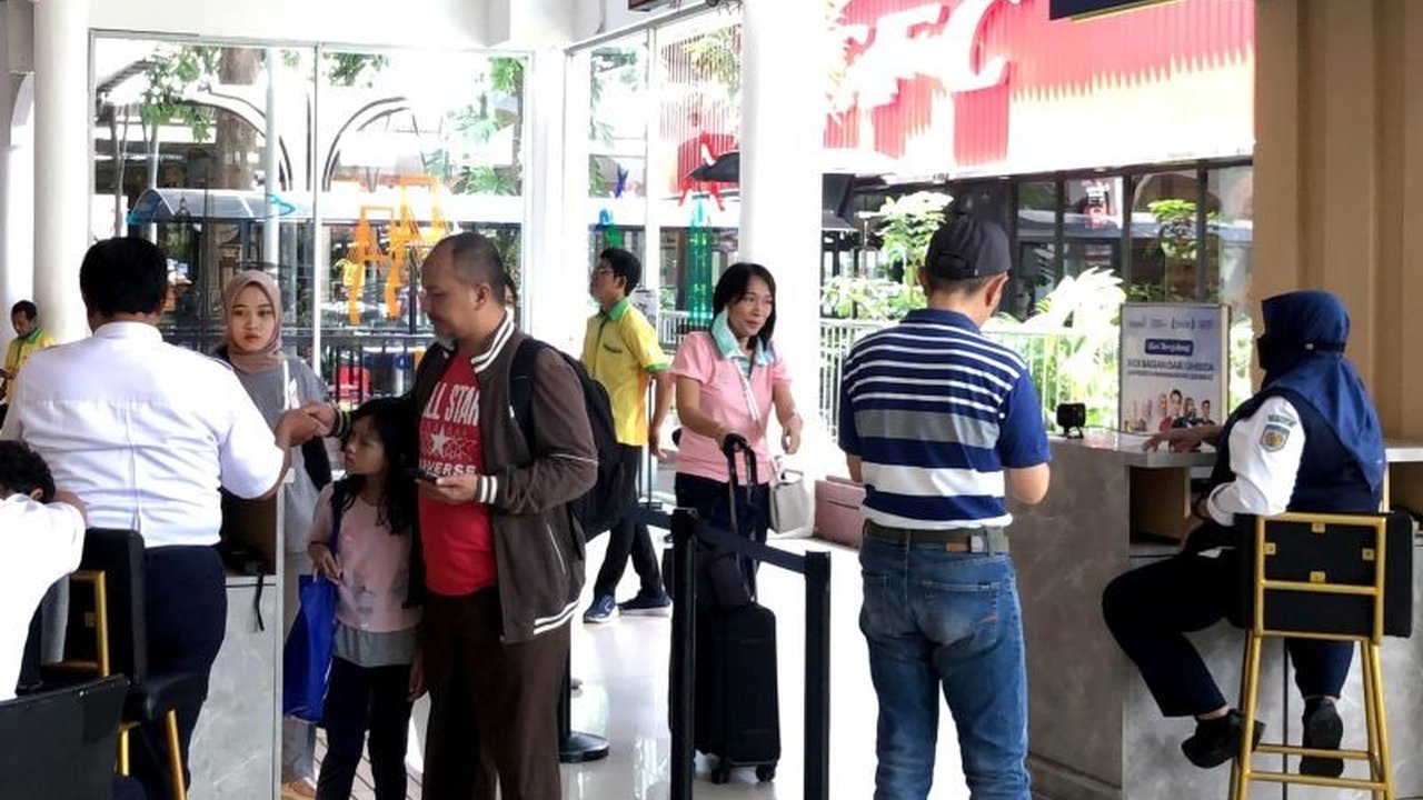 Lonjakan penumpang kereta api jarak jauh di Daop 8 Surabaya pada awal Ramadhan 2025 mencapai 72.247 orang, didominasi tujuan Semarang, Jakarta, Yogyakarta, Bandung, dan Ketapang.