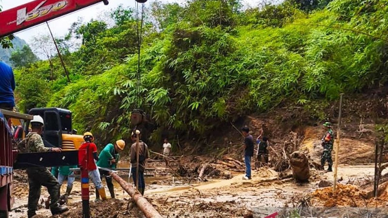 Banjir dan tanah longsor di Nagari Galugua, Lima Puluh Kota mengakibatkan putusnya akses jalan, menghambat upaya PLN untuk memulihkan jaringan listrik yang melayani 200 pelanggan.