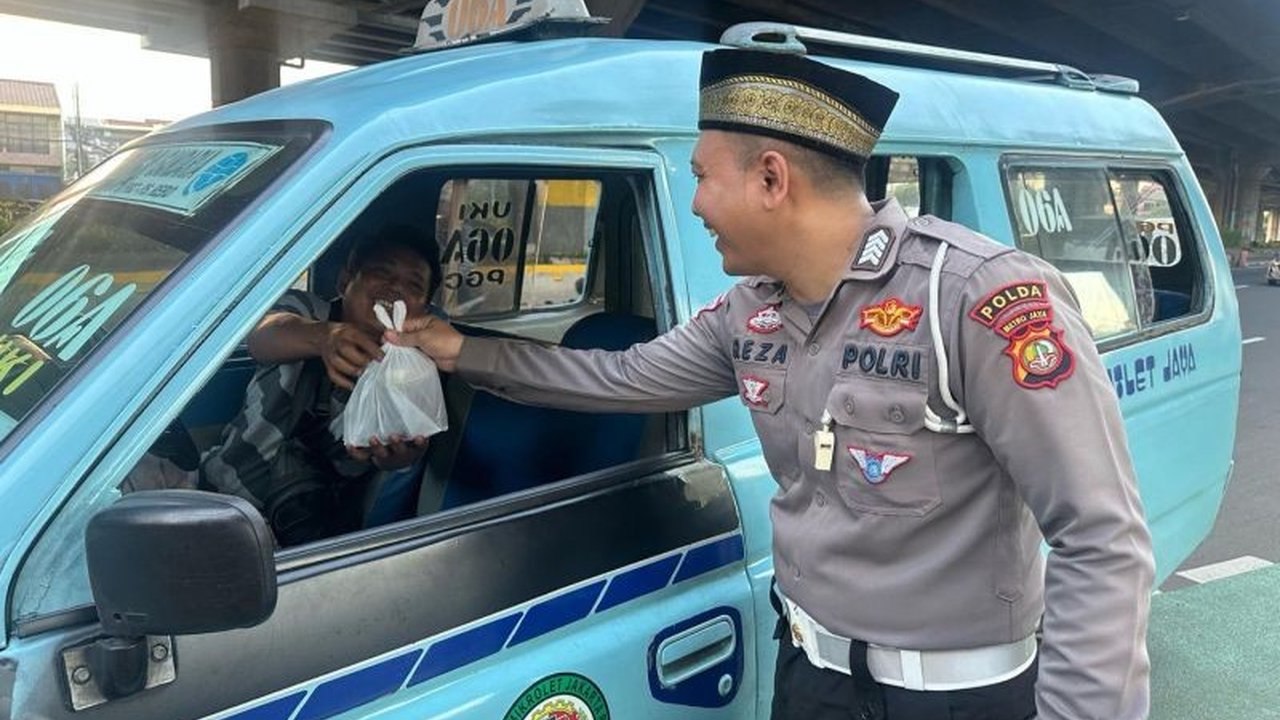 Polisi Lalu Lintas Polda Metro Jaya membagikan lebih dari 2.000 takjil, nasi boks, dan snack kepada masyarakat di Jakarta dan sekitarnya selama Ramadhan sebagai wujud syukur dan meningkatkan keimanan.