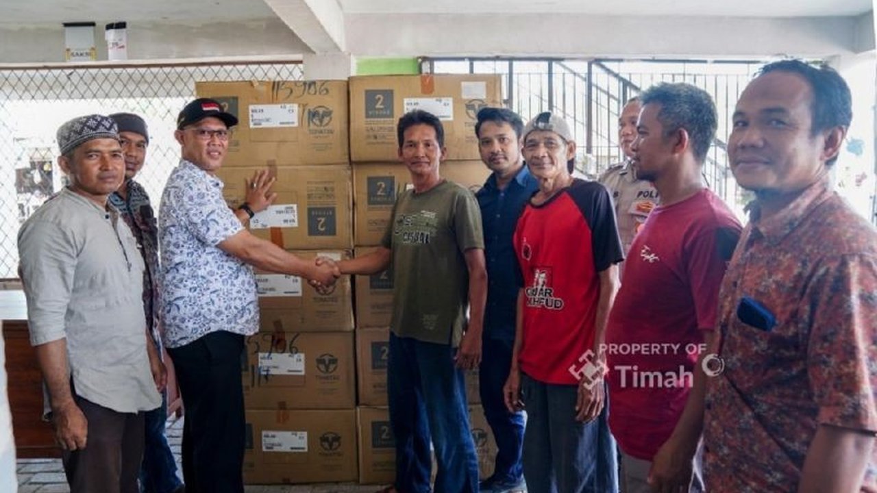 PT Timah menyerahkan 10 mesin tempel kepada nelayan Dusun Tanah Merah, Bangka Tengah, untuk meningkatkan produktivitas dan kesejahteraan mereka, mendorong hasil tangkapan lebih besar dan jangkauan melaut lebih luas.
