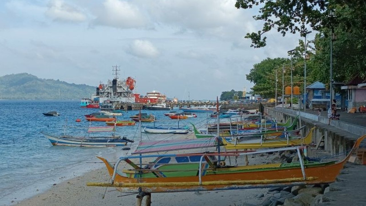 BMKG memperingatkan potensi gelombang tinggi hingga 2,5 meter di perairan Sulawesi Utara akibat kecepatan angin yang tinggi hingga 20 knot, terutama di sekitar Kepulauan Sangihe dan Talaud, berlaku hingga 5 Maret 2025.