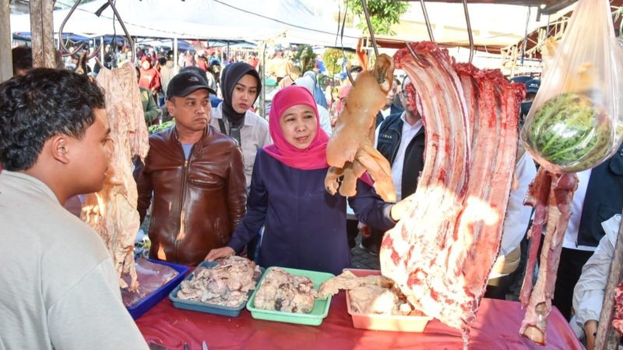 Gubernur Khofifah meninjau Pasar Among Tani, Kota Batu dan memastikan harga bahan pangan relatif stabil di awal Ramadan 2025, meskipun ada beberapa komoditas yang mengalami kenaikan.