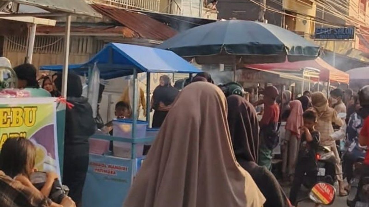 Jelang Ramadhan, tradisi memasak rendang di Sumatera Barat menghidupkan ekonomi lokal, dari pasar tradisional hingga lapak takjil yang bermunculan.