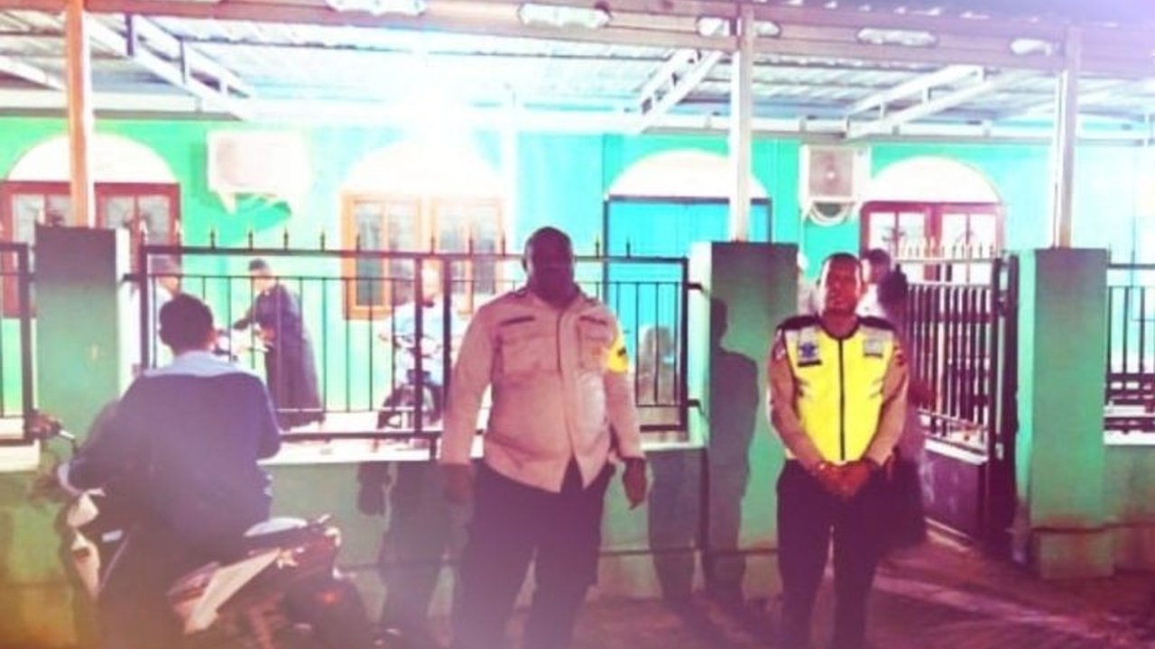Polres Biak Numfor, Papua, kerahkan 100 personel untuk mengamankan jalannya salat tarawih selama Ramadan, demi kenyamanan dan keamanan umat muslim dalam beribadah.
