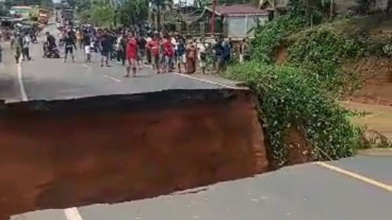 Putusnya Jalan Lintas Sumatera (Jalinsum) di Bungo, Jambi akibat hujan deras memaksa pengendara dialihkan melalui jalur alternatif Sangir Solok Selatan sementara perbaikan jalan dilakukan.