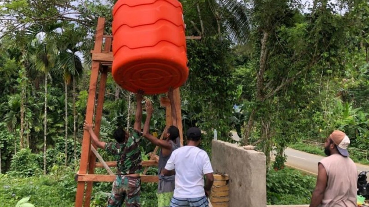 Satgas TMMD ke-123 Kodim 1708/Biak Numfor membangun tandon air bersih di Kampung Kbusdori, Papua, mengatasi kesulitan akses air bersih bagi warga.
