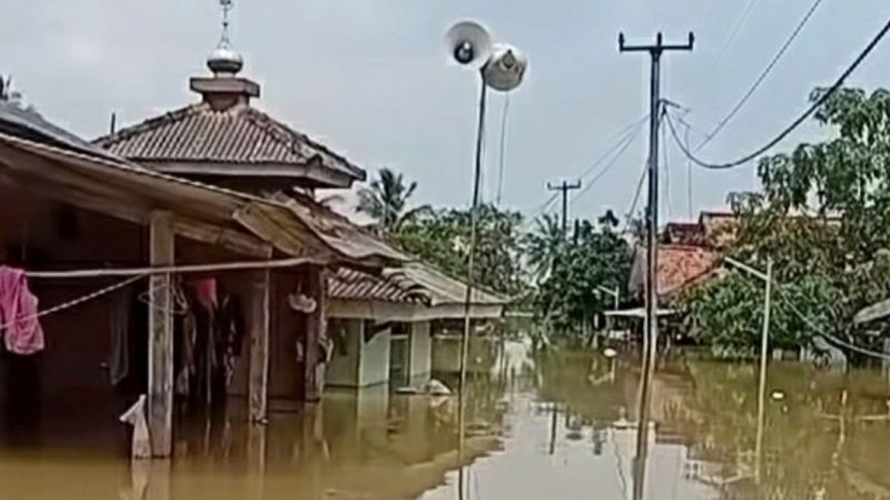 Sungai Cibeet dan Citarum meluap menyebabkan ratusan rumah di Desa Karangligar, Karawang terendam banjir, memaksa lebih dari 1.000 warga mengungsi.