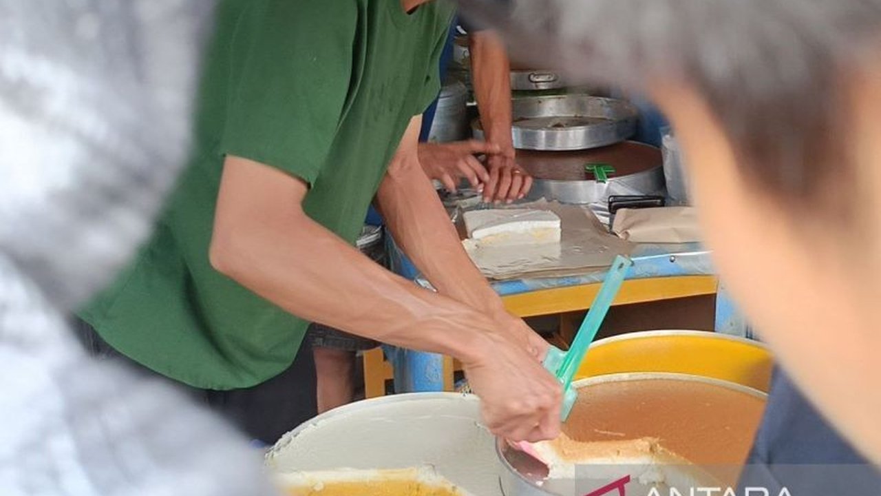 Kue talam, jajanan tradisional Kalimantan Timur, menjadi primadona takjil di Samarinda selama Ramadhan, dengan cita rasa yang khas dan tekstur lembut yang disukai banyak orang.
