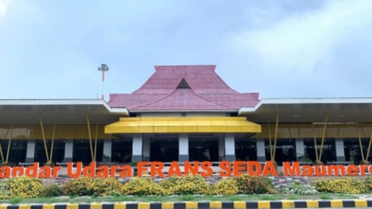 Bandara Frans Seda, Maumere, NTT ditutup sementara akibat sebaran abu vulkanik dari erupsi Gunung Lewotobi Laki-laki yang terjadi pada Minggu, 2 Maret 2024.