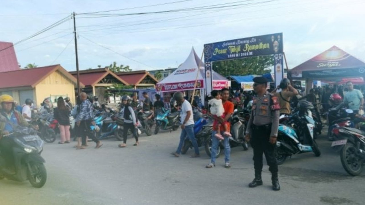 Personel Polres Biak Numfor, Papua, melakukan pengamanan di pasar takjil Ramadhan untuk memastikan kenyamanan dan keamanan warga yang berbelanja kebutuhan berbuka puasa.