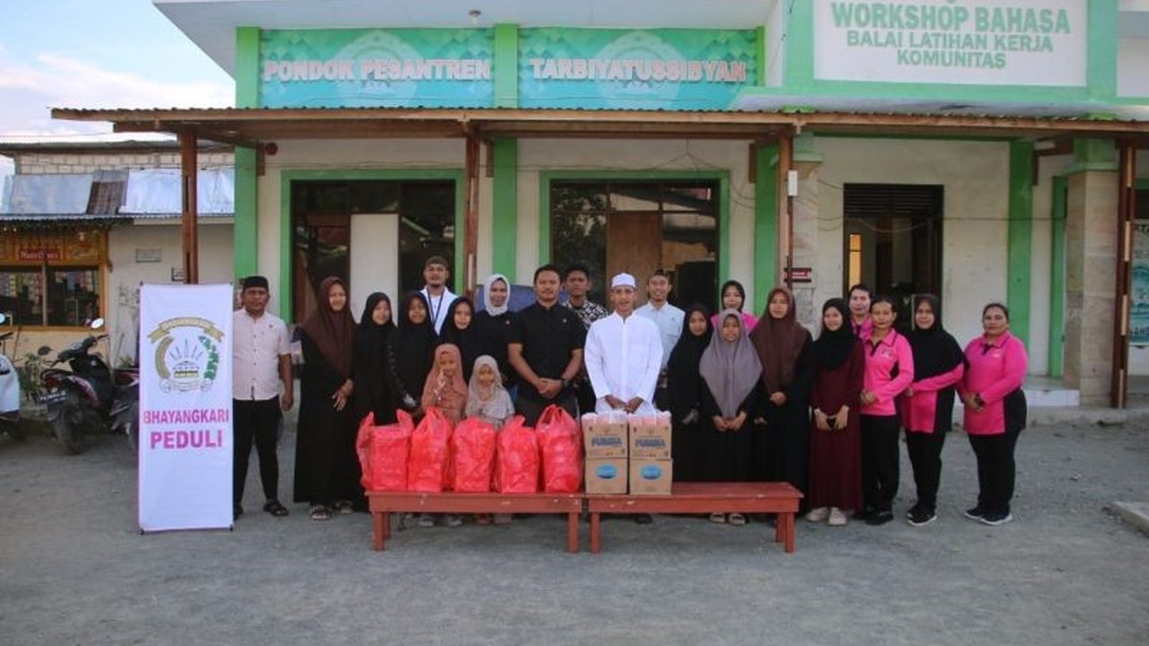 Polisi Jayapura Bagi Takjil, Tebar Kebaikan di Bulan Puasa