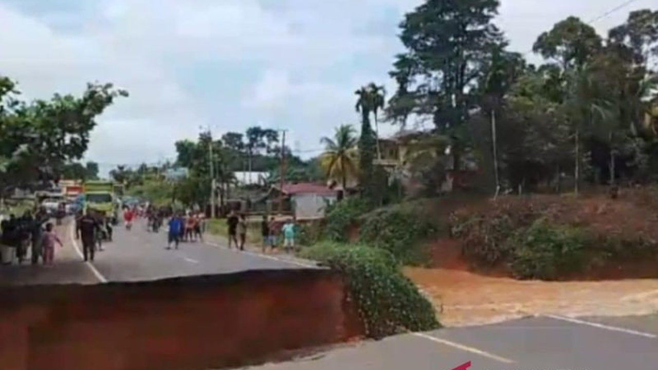 Putusnya Jalan Lintas Sumatera di Jambi membuat Polres Dharmasraya mengimbau pengendara dari Padang menuju Jakarta untuk menggunakan jalur alternatif melalui jalan lintas lama guna menghindari kemacetan.