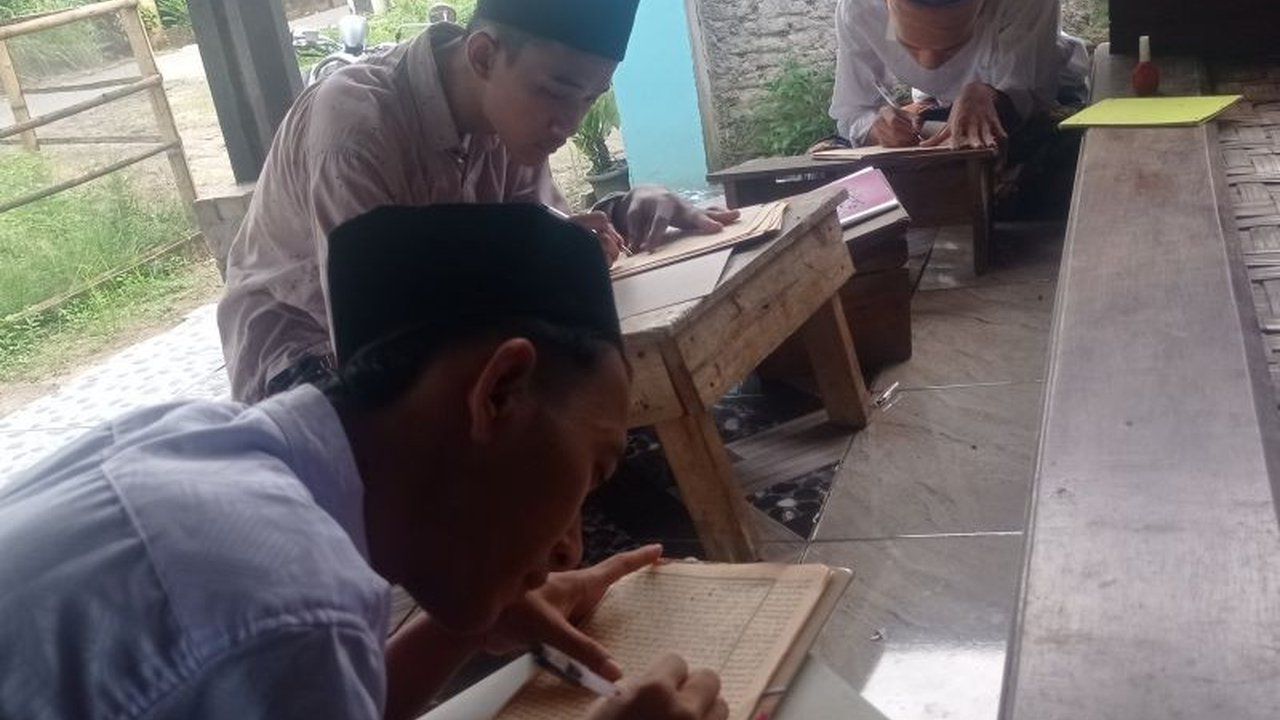 Pondok Pesantren di Lebak, Banten, mengkaji kitab kuning karya Syech An Nawawi Al-Jawi selama Ramadhan untuk memperdalam pemahaman tentang tauhid, fiqih, dan tasawuf.