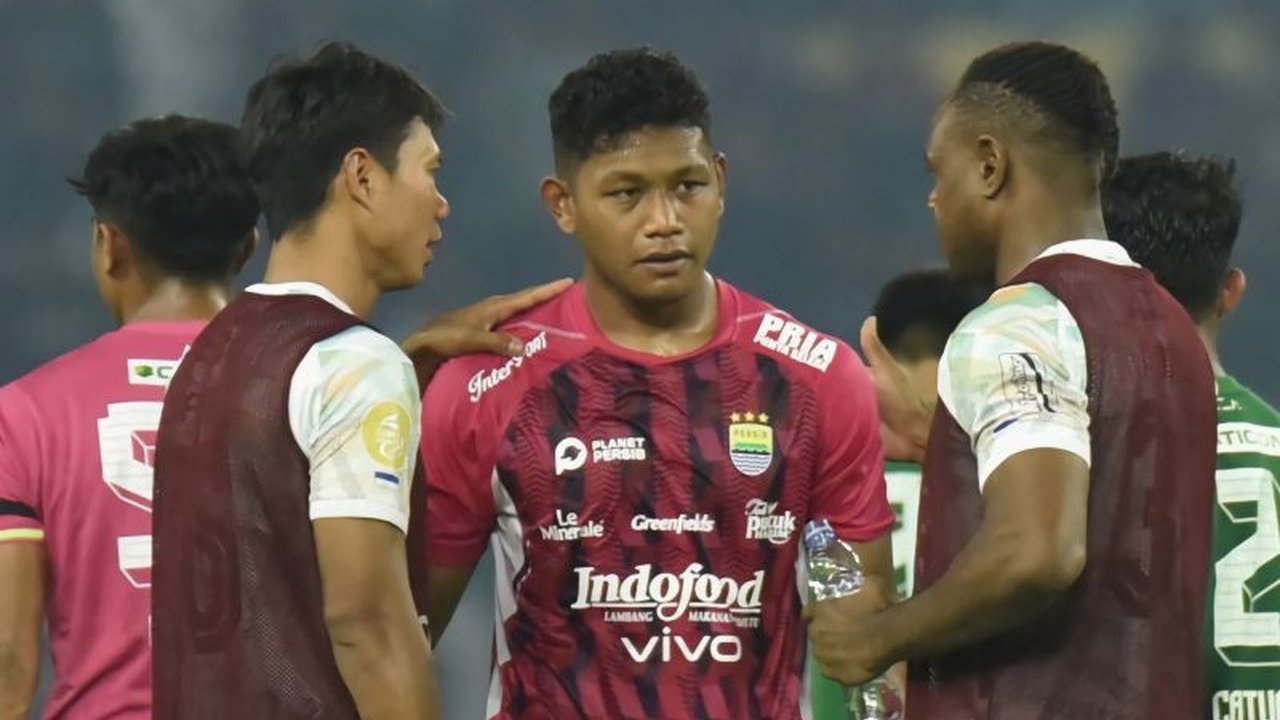 Kiper muda Persib, Putra Sheva, belajar dari pengalaman pahit debutnya usai kebobolan tiga gol saat melawan Persebaya, meskipun pelatihnya tetap memberikan dukungan.