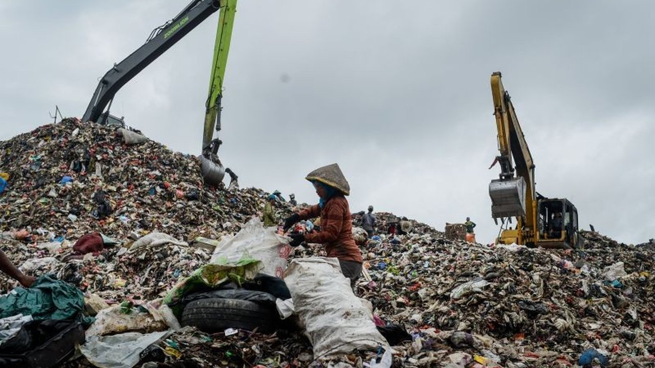 Penutupan 343 TPA open dumping di Indonesia berpotensi membuka peluang ekonomi hingga Rp127,5 triliun per tahun, mencakup berbagai sektor bisnis pengelolaan sampah.