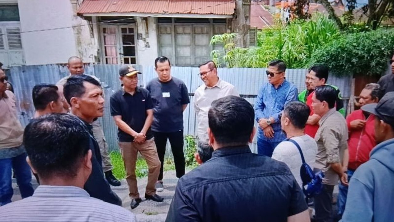 Wali Kota Bukittinggi, Ramlan Nurmatias, mengizinkan warga sekitar eks stasiun kereta api untuk membuka Pasa Pabukoan selama Ramadhan dengan penataan dan aturan yang jelas.