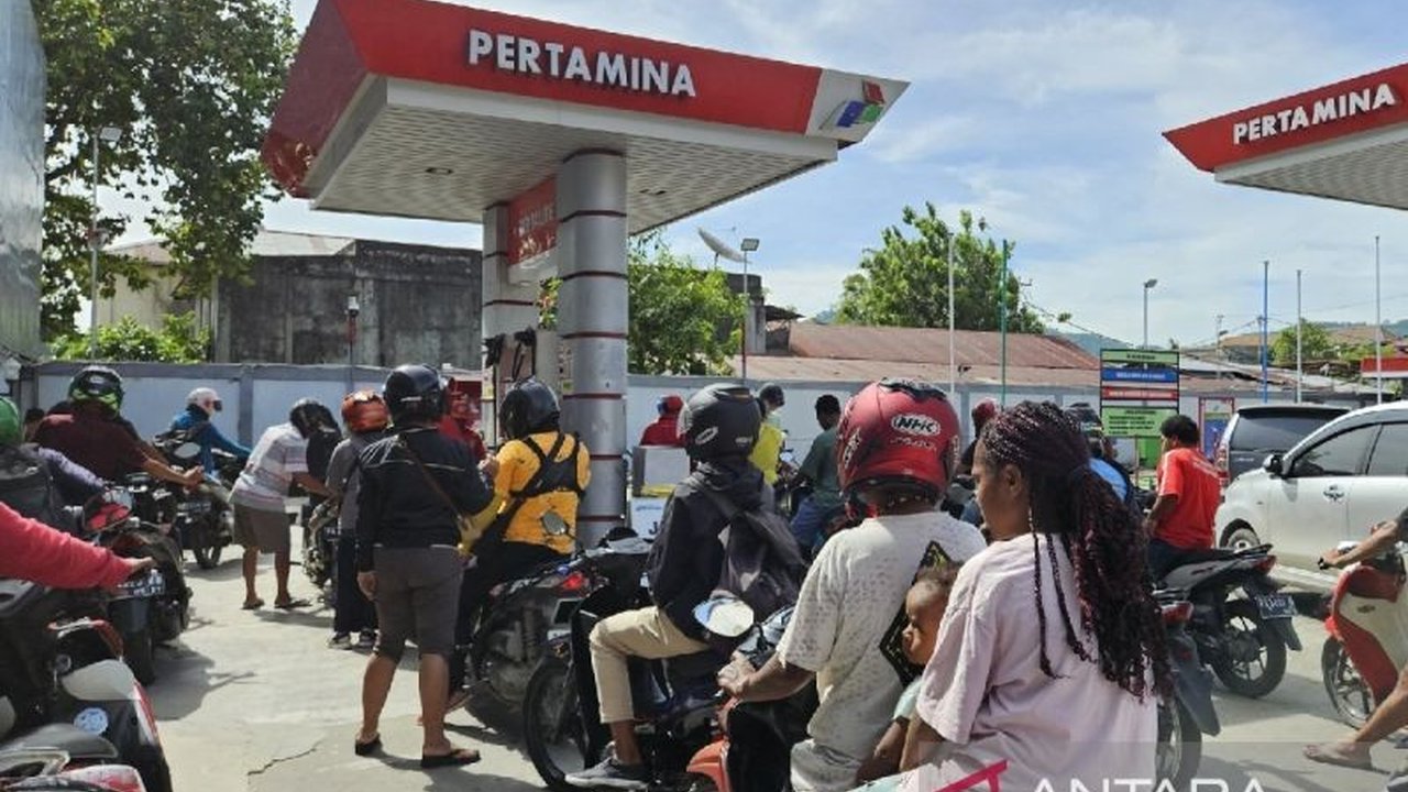 Penjabat Gubernur Papua, Ramses Limbong, meminta Pertamina memastikan pasokan BBM tetap lancar di Papua, meskipun ada permasalahan hukum di pusat, demi menjaga stabilitas ekonomi dan kesejahteraan masyarakat.