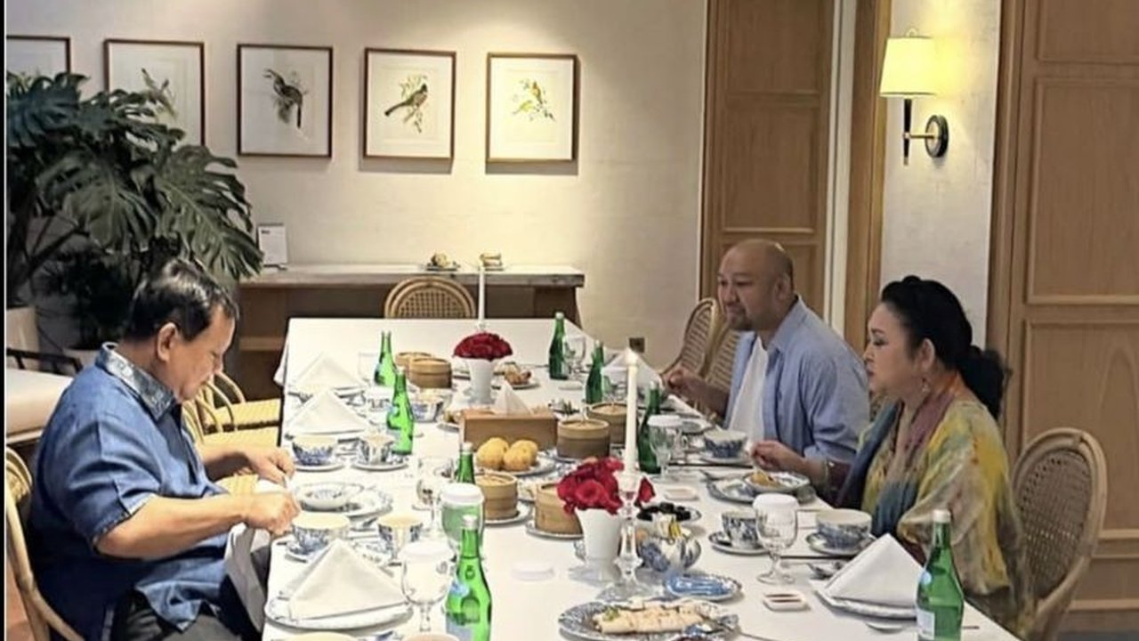 Presiden Prabowo Subianto bagikan momen hangat buka puasa bersama Titiek Soeharto dan Didit Hediprasetyo di akun Instagramnya, menampilkan suasana kekeluargaan yang harmonis di bulan Ramadhan.