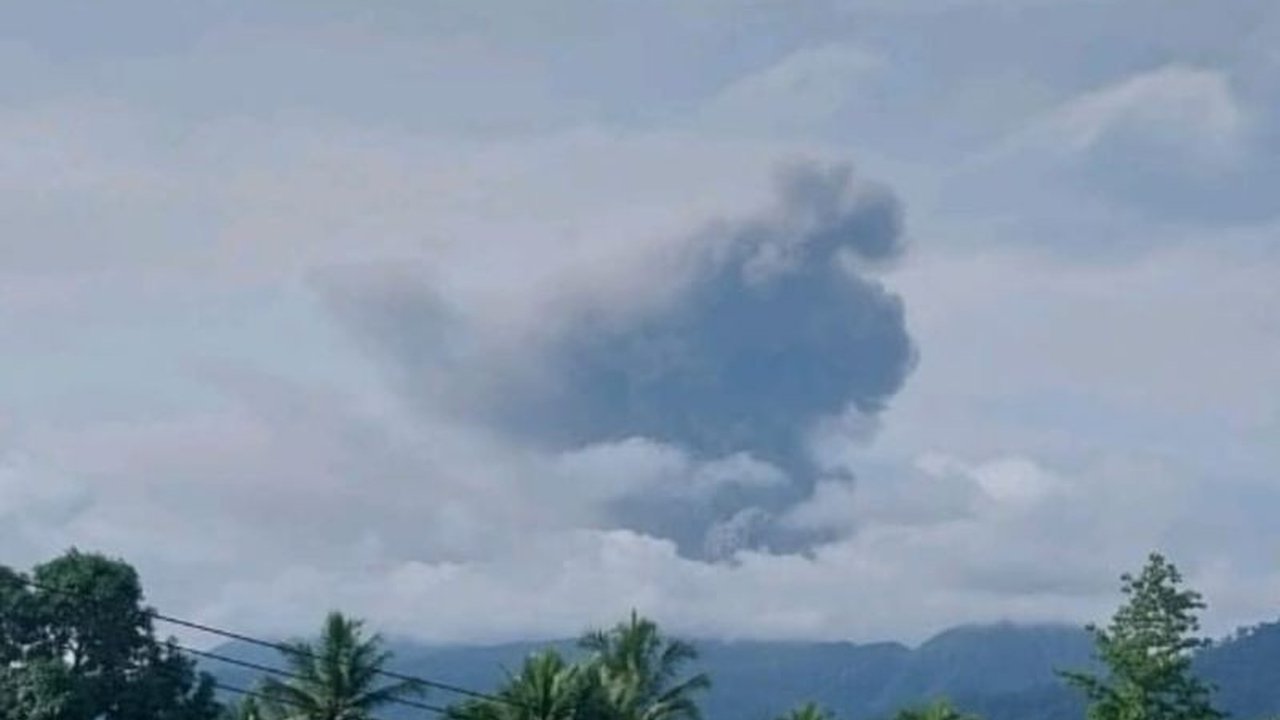 Gunung Dukono di Halmahera Utara kembali erupsi, menyemburkan abu vulkanik setinggi 1.900 meter dan berstatus Waspada, masyarakat diimbau waspada.