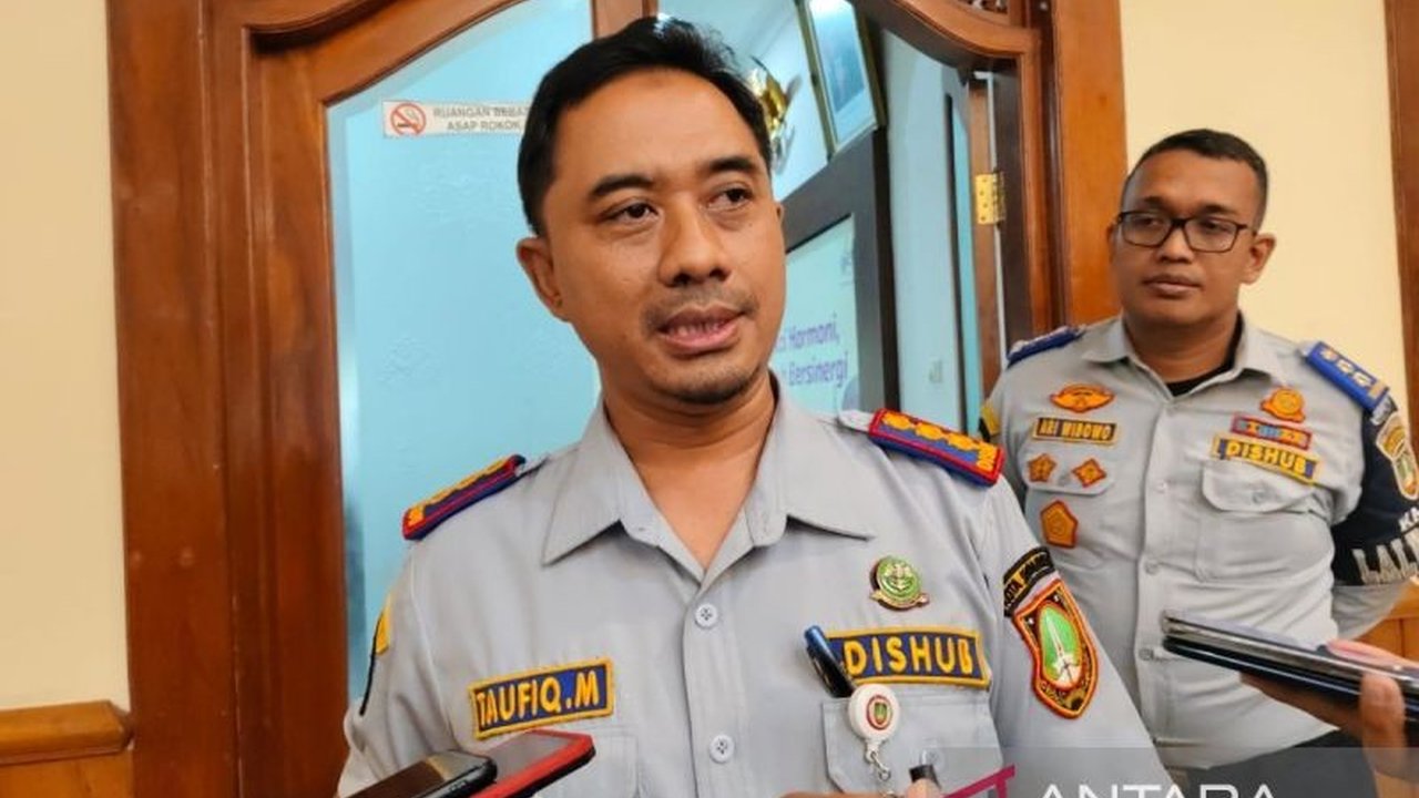 Pemerintah Kota Surakarta tetap menyelenggarakan CFD di Jalan Slamet Riyadi selama Ramadhan, namun pedagang makanan siap saji dilarang berjualan dan CFD diliburkan selama periode H-7 sampai H+7 Lebaran.
