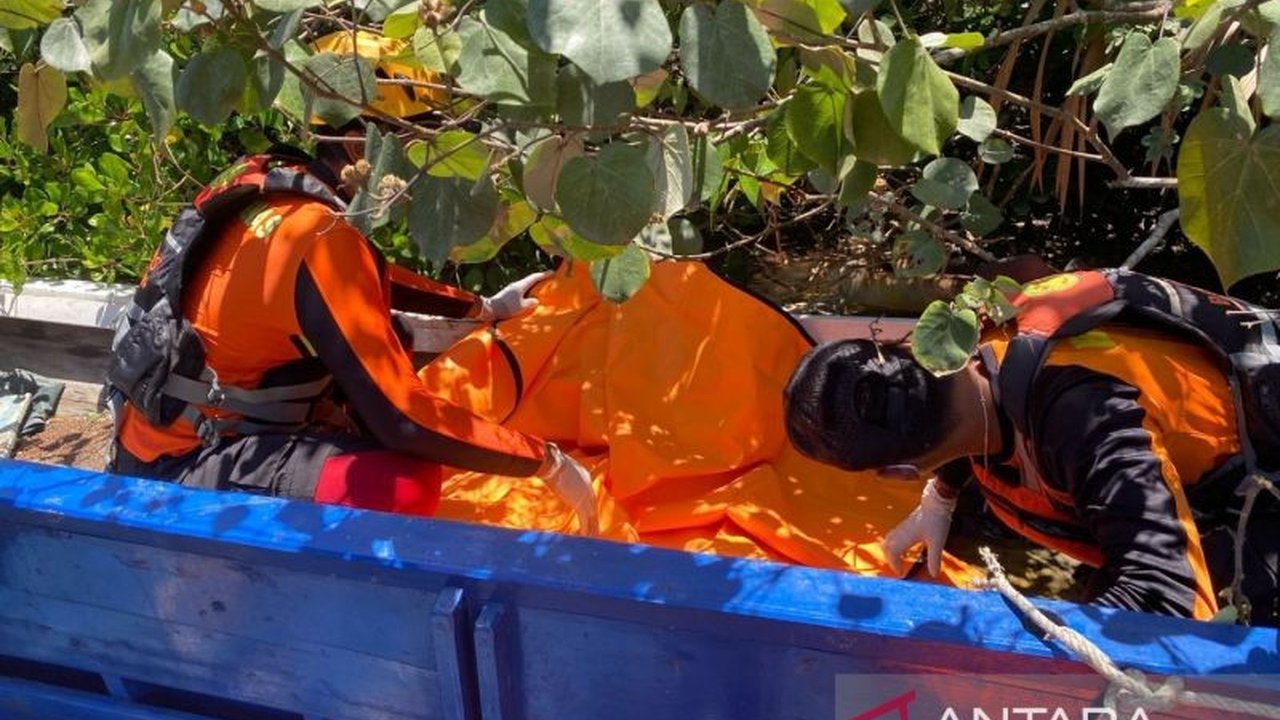 Tim SAR Pangkalpinang mengevakuasi jasad seorang perempuan yang diduga menjadi korban serangan buaya di Sungai Selindung, Pangkalpinang; korban telah diidentifikasi sebagai Yuliawati (45).