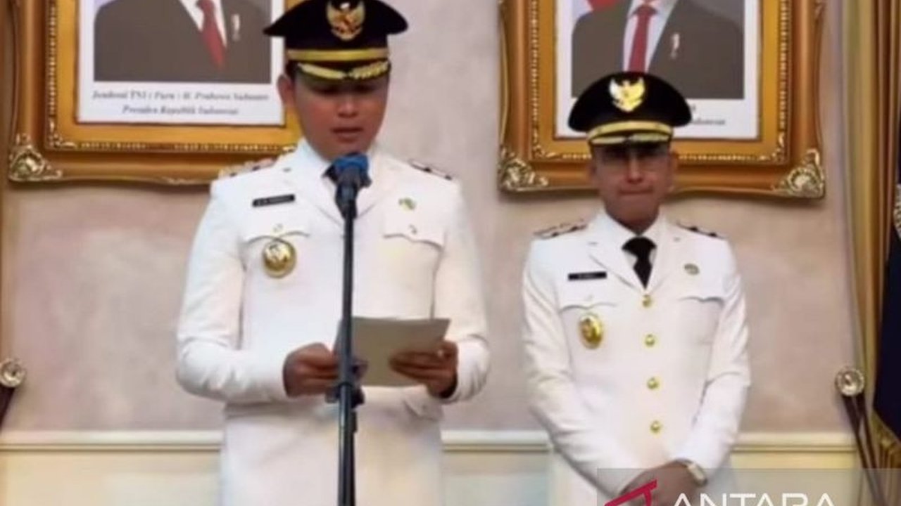 Bupati dan Wakil Bupati Cianjur menggelar Program Rembug Warga di balai desa, menyosialisasikan program kerja termasuk anggaran Rp25 juta per RT dan menerima masukan masyarakat.