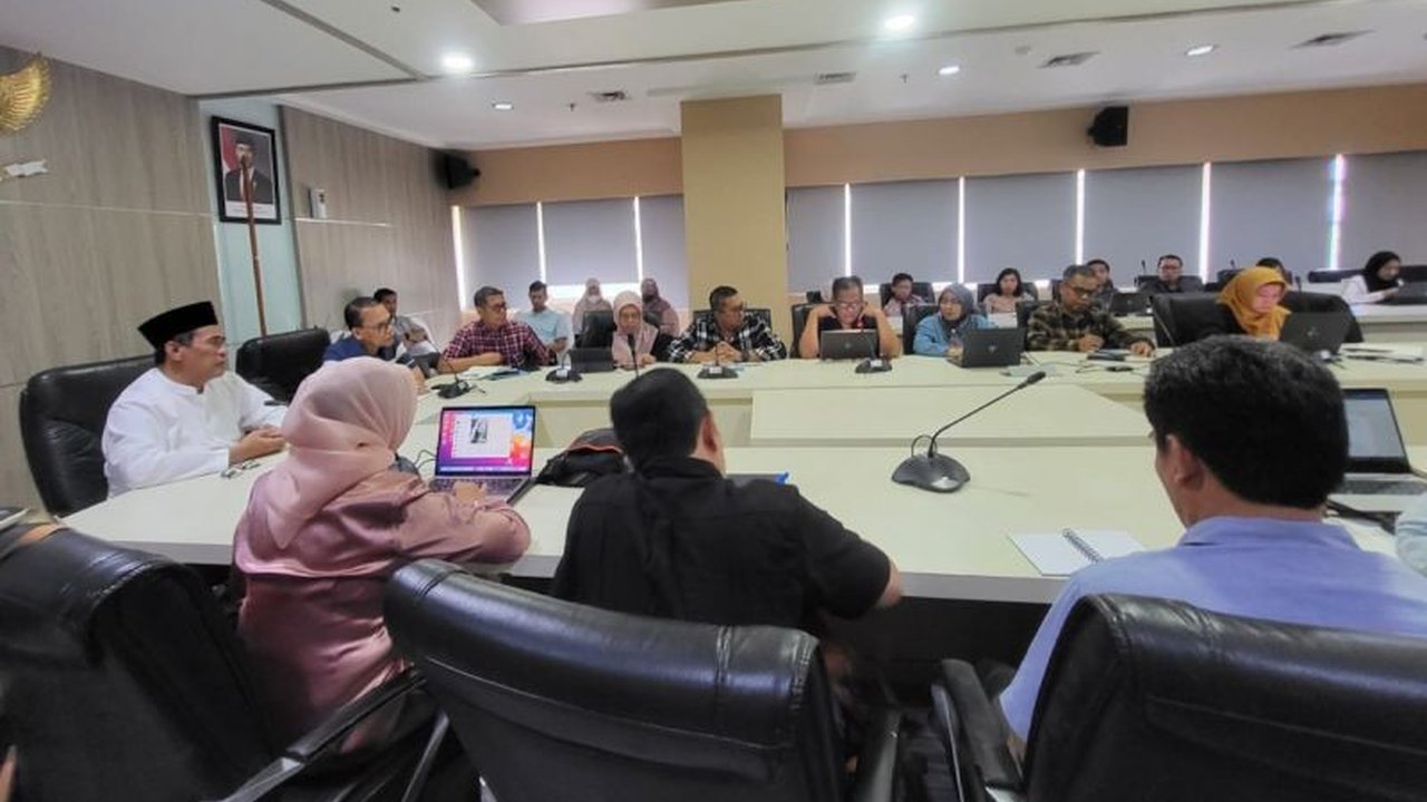 Menteri Pertanian Andi Amran Sulaiman menekankan komitmen penuh untuk mencapai swasembada pangan nasional, bahkan di hari libur sekalipun, guna mendukung ketahanan pangan dan kesejahteraan masyarakat Indonesia.