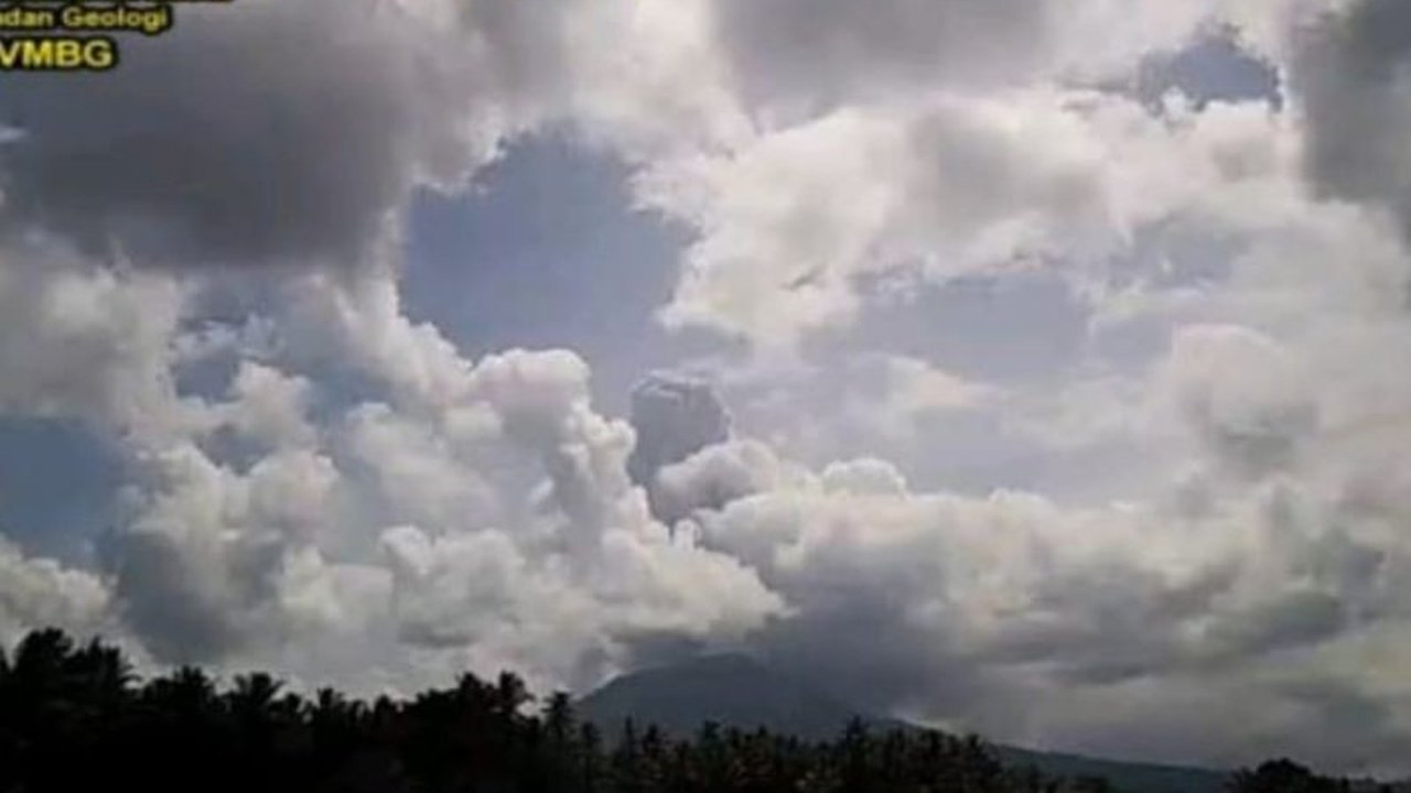 Gunung Ibu di Halmahera Barat mengalami erupsi pada Minggu, 2 Juli 2023, menyemburkan abu vulkanik setinggi 1.200 meter dan pihak berwenang mengimbau masyarakat untuk tetap waspada.
