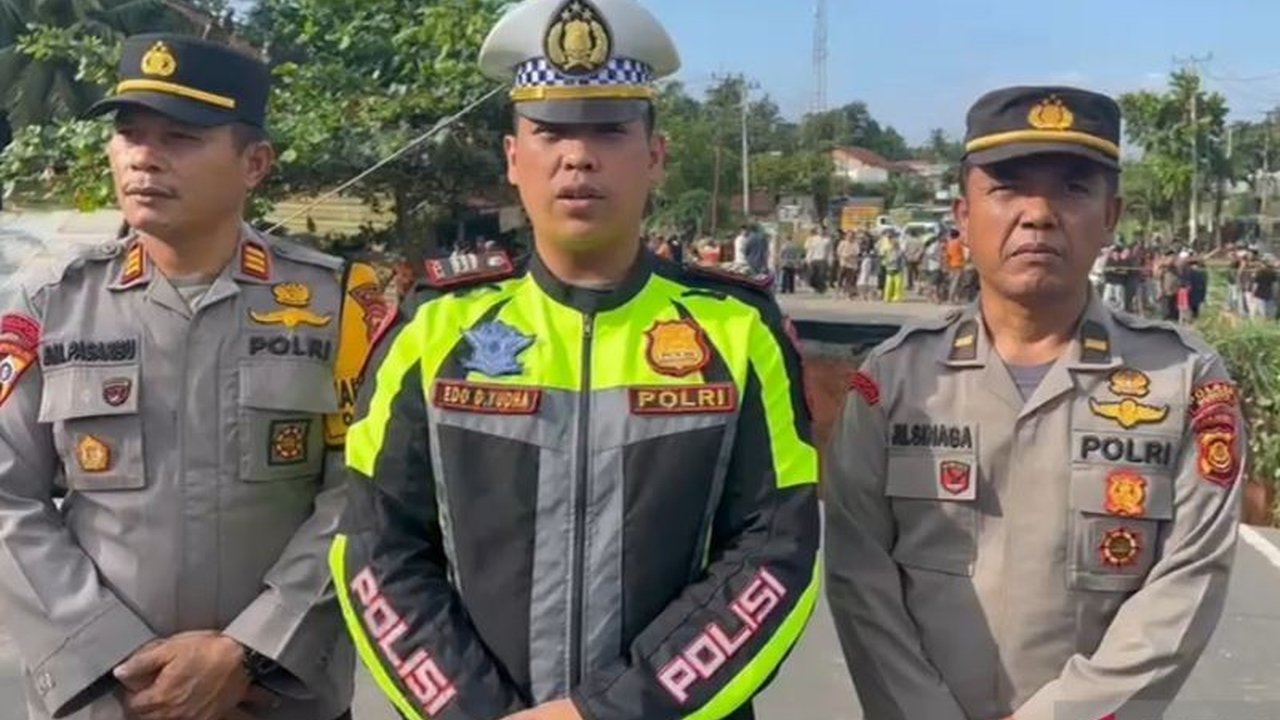 Putusnya Jalan Lintas Sumatera di Bungo akibat longsor dan banjir menyebabkan Polres Bungo menyiapkan dua jalur alternatif untuk kendaraan roda dua, roda empat, dan truk menuju Sumatera Barat.