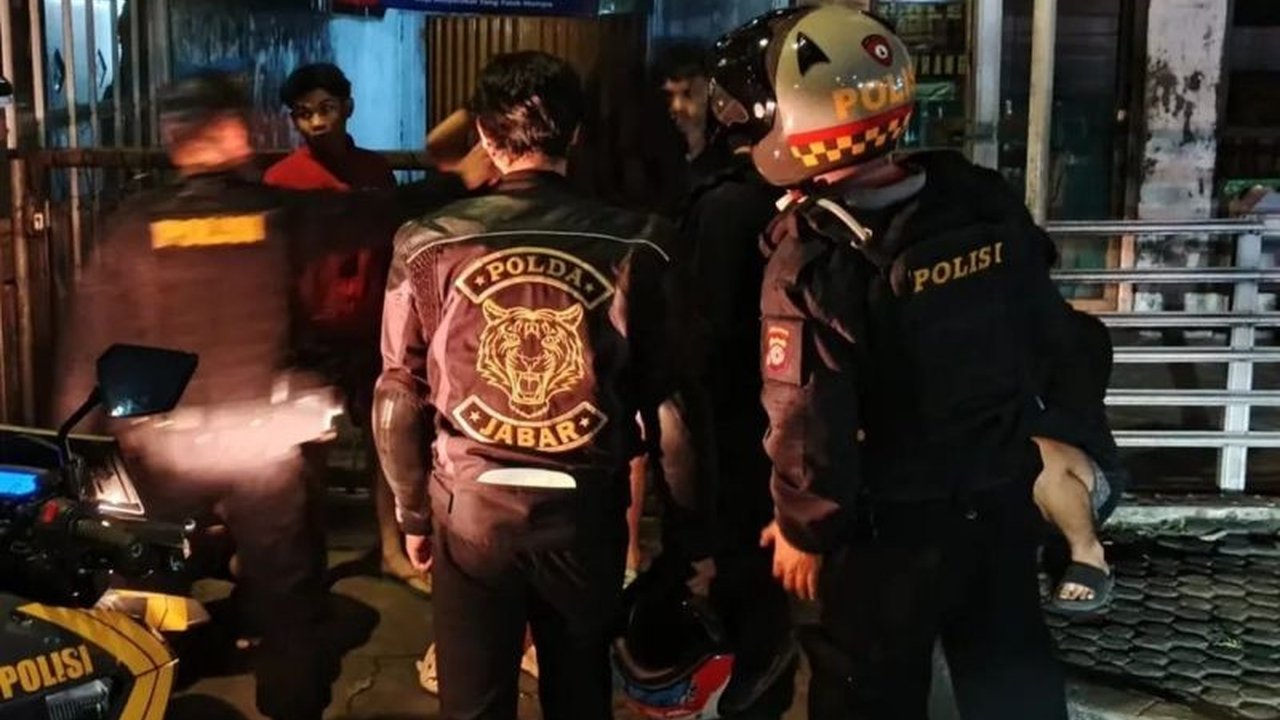 Tim Macan Bintana Polres Sukabumi Kota berhasil mencegah dua aksi perang sarung yang melibatkan 10 remaja di dua lokasi berbeda pada Minggu malam.