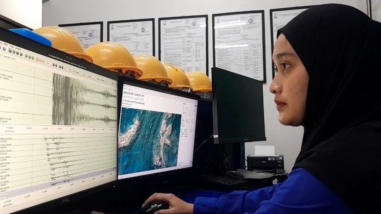 BMKG mengimbau warga Ternate untuk tetap tenang pascagempa magnitudo 4,9 yang terjadi Minggu malam, 2 Maret 2024, meskipun guncangan terasa hingga Halmahera Selatan.