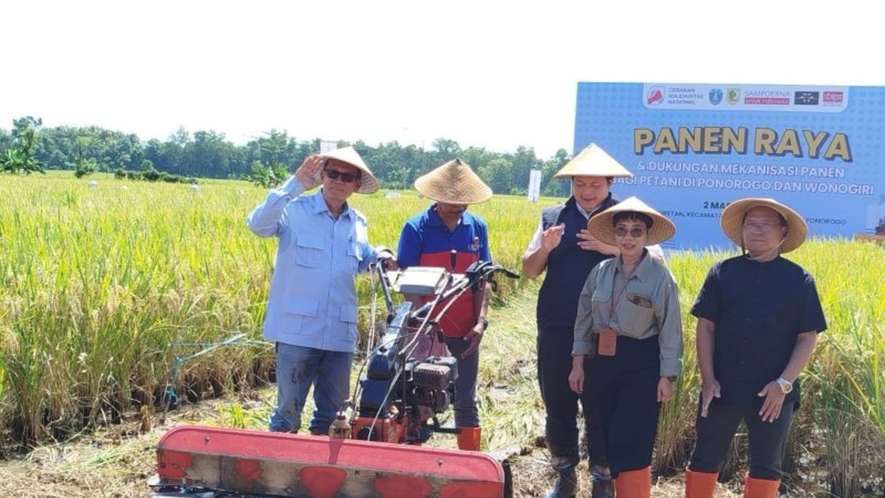 PT HM Sampoerna, Yayasan STAPA Center, dan GSN membantu 80 kelompok tani di Ponorogo dengan mesin pemanen padi otomatis untuk meningkatkan efisiensi panen dan kesejahteraan petani.