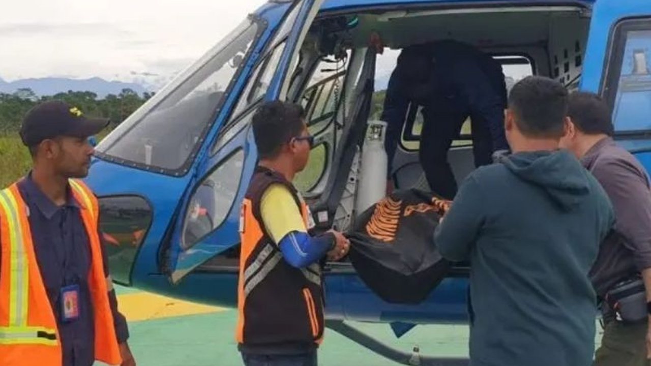Musisi Fiersa Besari berhasil dievakuasi dari Puncak Cartensz setelah dua pendaki lain meninggal dunia karena hipotermia; proses evakuasi jenazah sedang berlangsung.