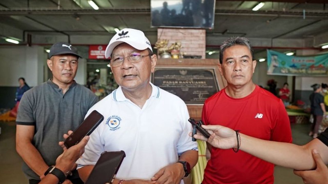 Bupati Buleleng, I Nyoman Sutjidra, tinjau harga pangan di Pasar Anyar dan Banyuasri untuk mencegah lonjakan harga menjelang Ramadan, Nyepi, dan Idul Fitri; temukan fluktuasi harga masih dalam batas wajar.