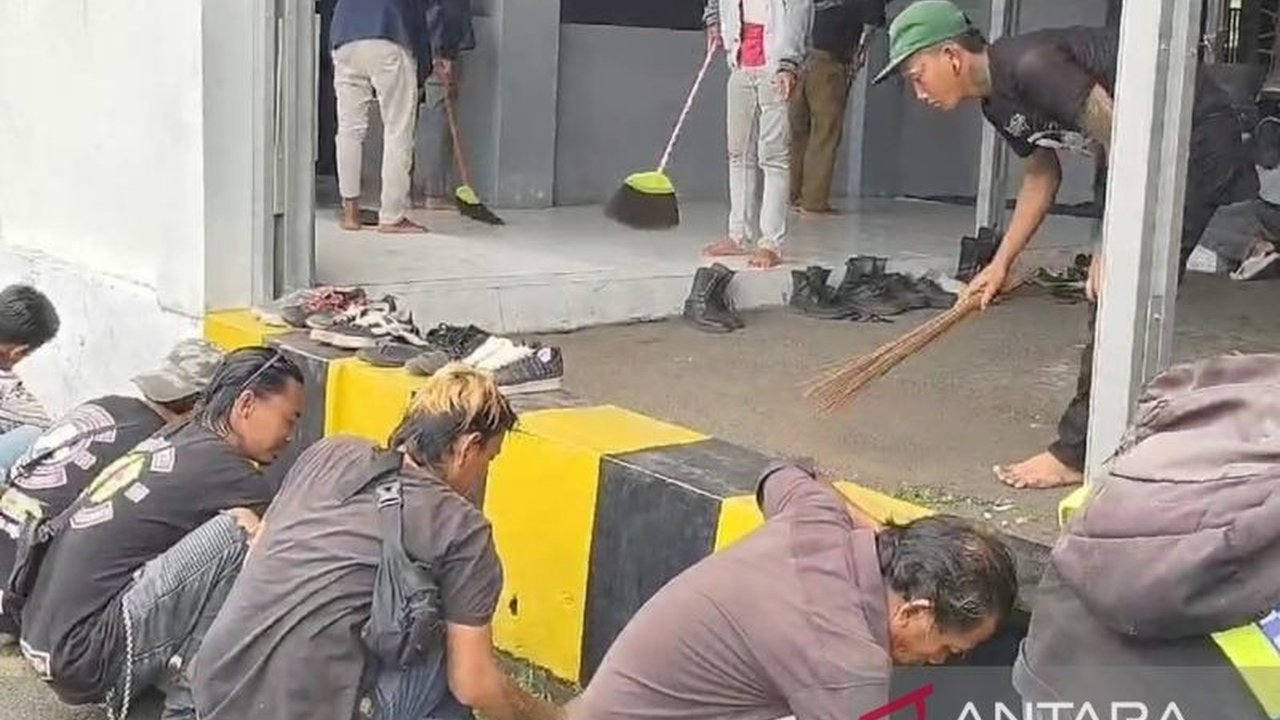 Polres Cianjur amankan 43 preman dalam razia, beberapa di antaranya membawa senjata tajam, meresahkan warga selama bulan puasa.