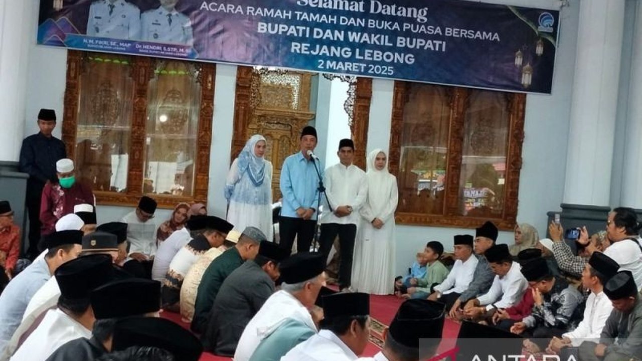 Bupati Rejang Lebong, Muhammad Fikri, tetap berkomitmen memperbaiki jalan poros kabupaten yang rusak, termasuk Jalan S Sukowati Curup yang viral di media sosial, meskipun terjadi penghematan anggaran.