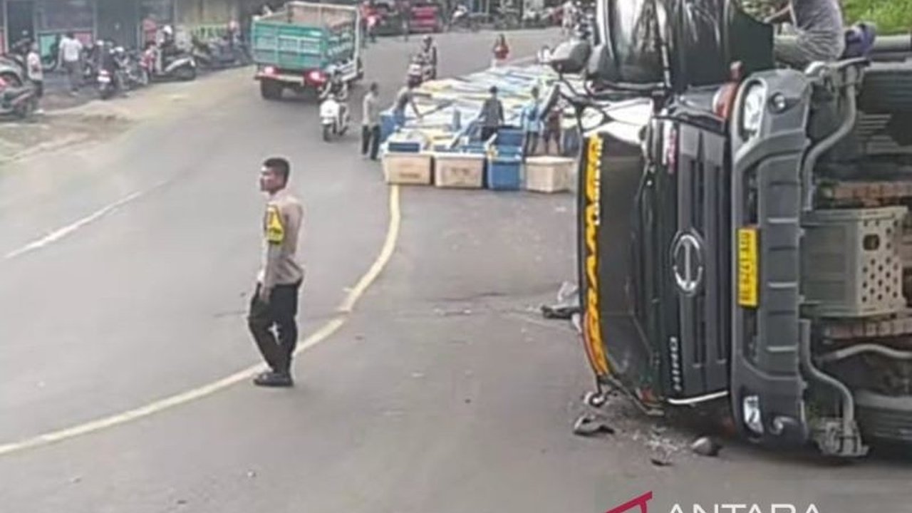 Kecelakaan tunggal di Tanjakan Baeud, Sukabumi, mengakibatkan truk bermuatan udang terguling; sopir mengalami luka ringan, kerugian ditaksir Rp5 juta.
