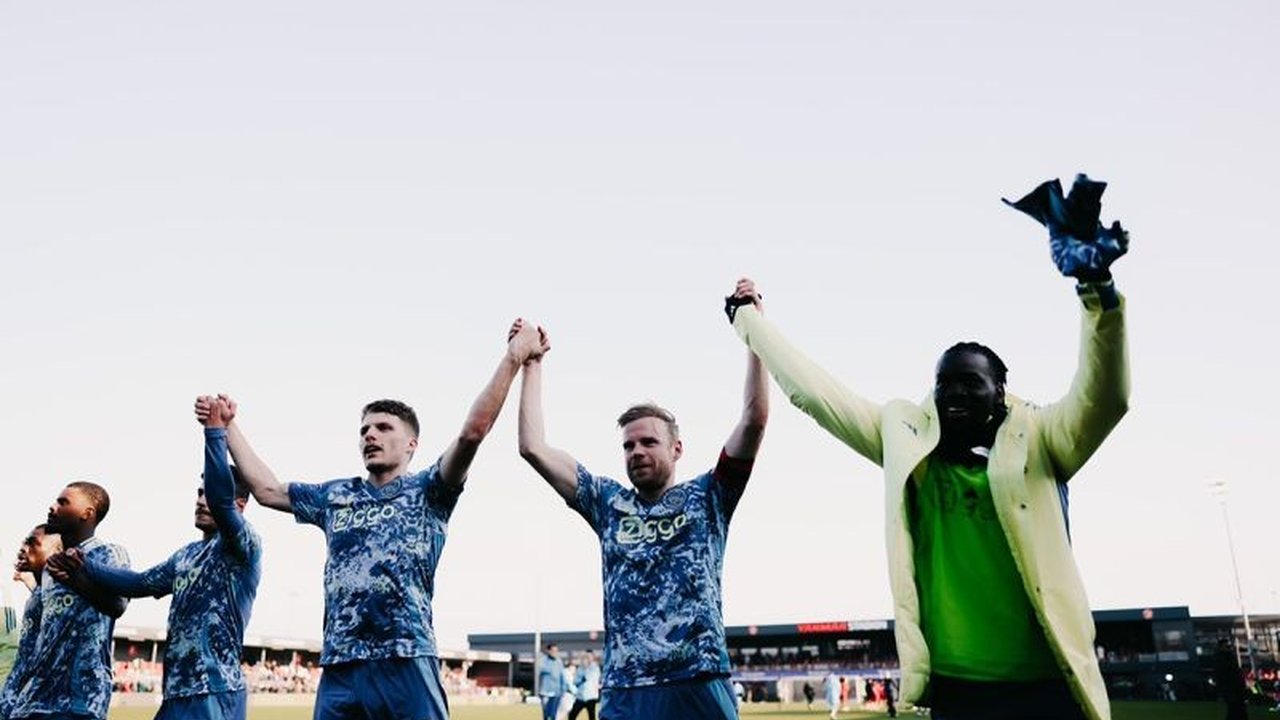 Gelandang Timnas Indonesia, Thom Haye, bermain penuh saat Almere City kalah 0-1 dari Ajax Amsterdam di Eredivisie, Minggu (3/3).