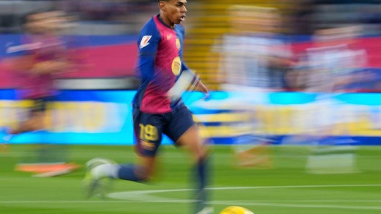 Barcelona kembali merebut puncak klasemen La Liga setelah kemenangan telak 4-0 atas Real Sociedad, diwarnai kartu merah dan penampilan gemilang para pemain.