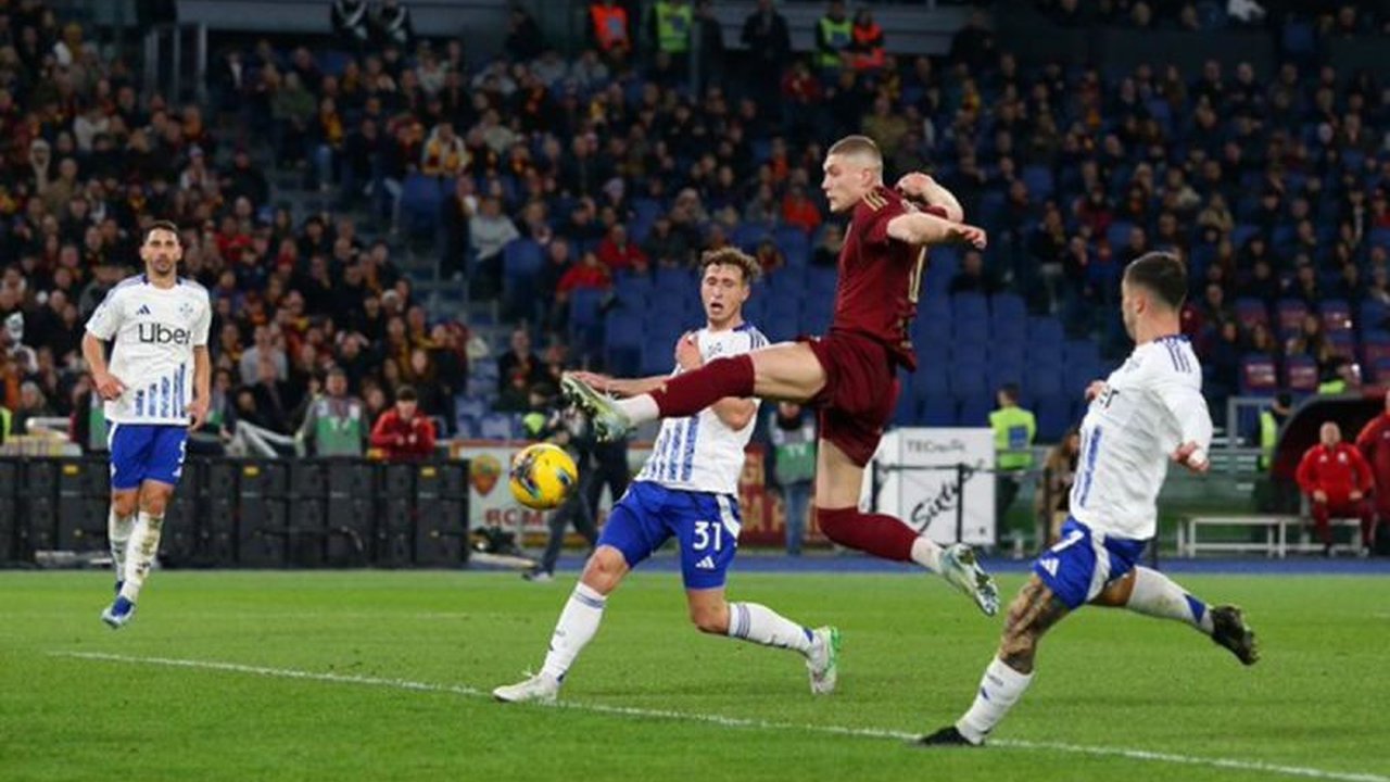 AS Roma berhasil comeback dramatis setelah sempat tertinggal dari Como 1907, akhirnya menang dengan skor 2-1 dalam laga Serie A di Stadion Olimpico.