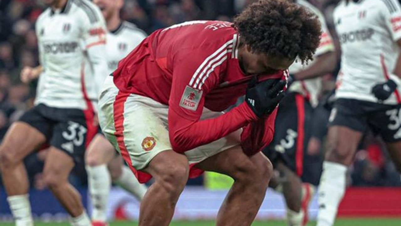Manchester United gagal mempertahankan gelar Piala FA setelah takluk dramatis dari Fulham lewat adu penalti dengan skor 4-3 di Old Trafford.