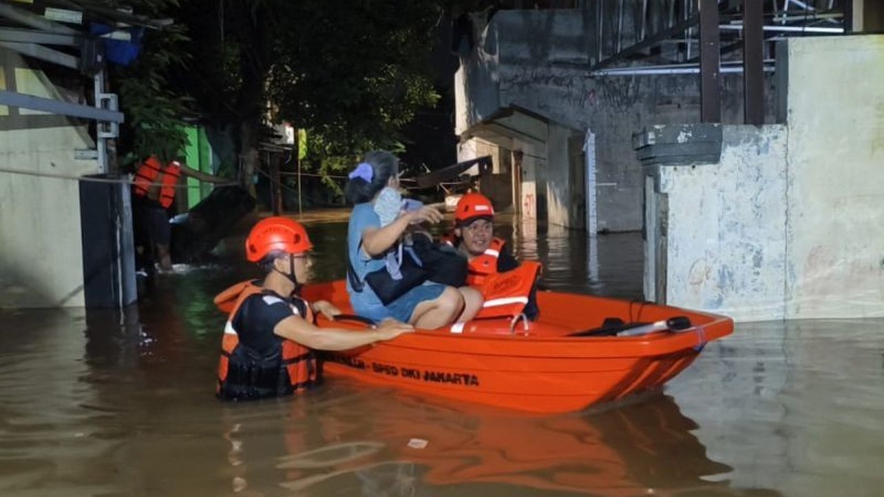 Banjir Rendam 28 RT di Jaksel dan Jaktim Akibat Luapan Kali Ciliwung