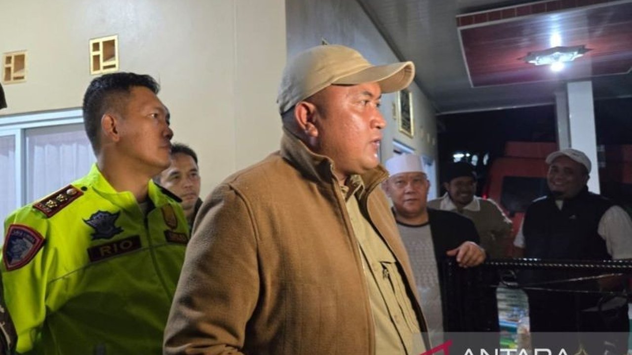 Banjir dan longsor menerjang Bogor akibat hujan deras; Bupati Bogor mengajak warga tingkatkan kepedulian lingkungan untuk cegah bencana serupa.