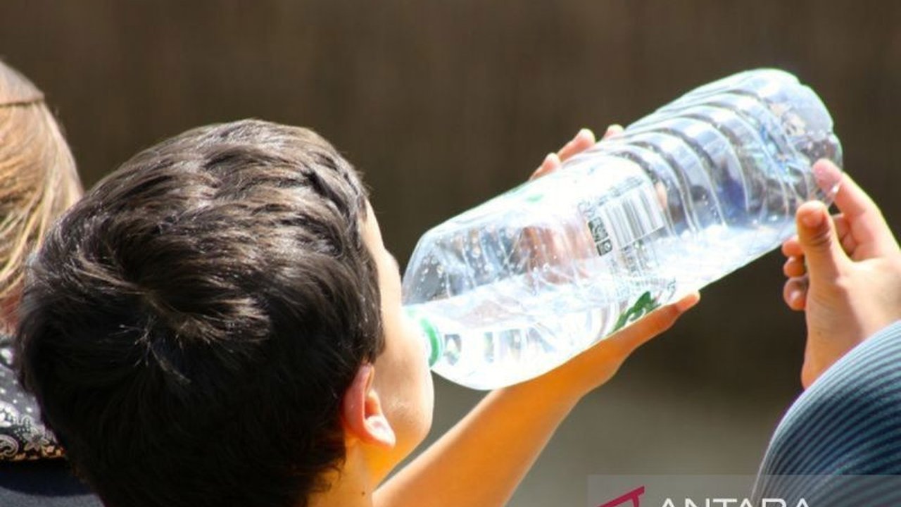 Tips pengaturan cairan tubuh selama puasa untuk mencegah dehidrasi, dengan pola konsumsi air putih yang tepat bagi orang dewasa dan anak-anak, serta anjuran olahraga bagi penderita asam urat.