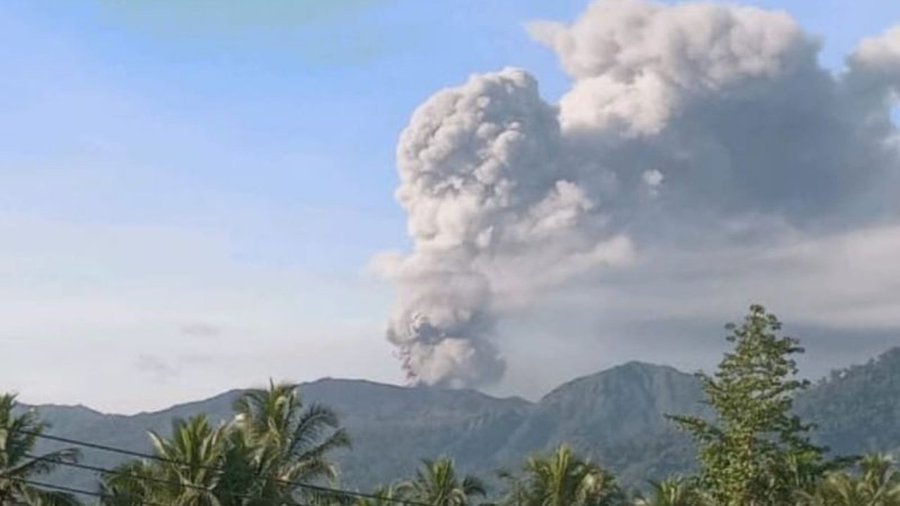 Gunung Dukono di Halmahera Utara kembali erupsi Senin pagi, menyemburkan abu vulkanik setinggi 1.200 meter dan pihak berwenang mengimbau masyarakat untuk tetap waspada.