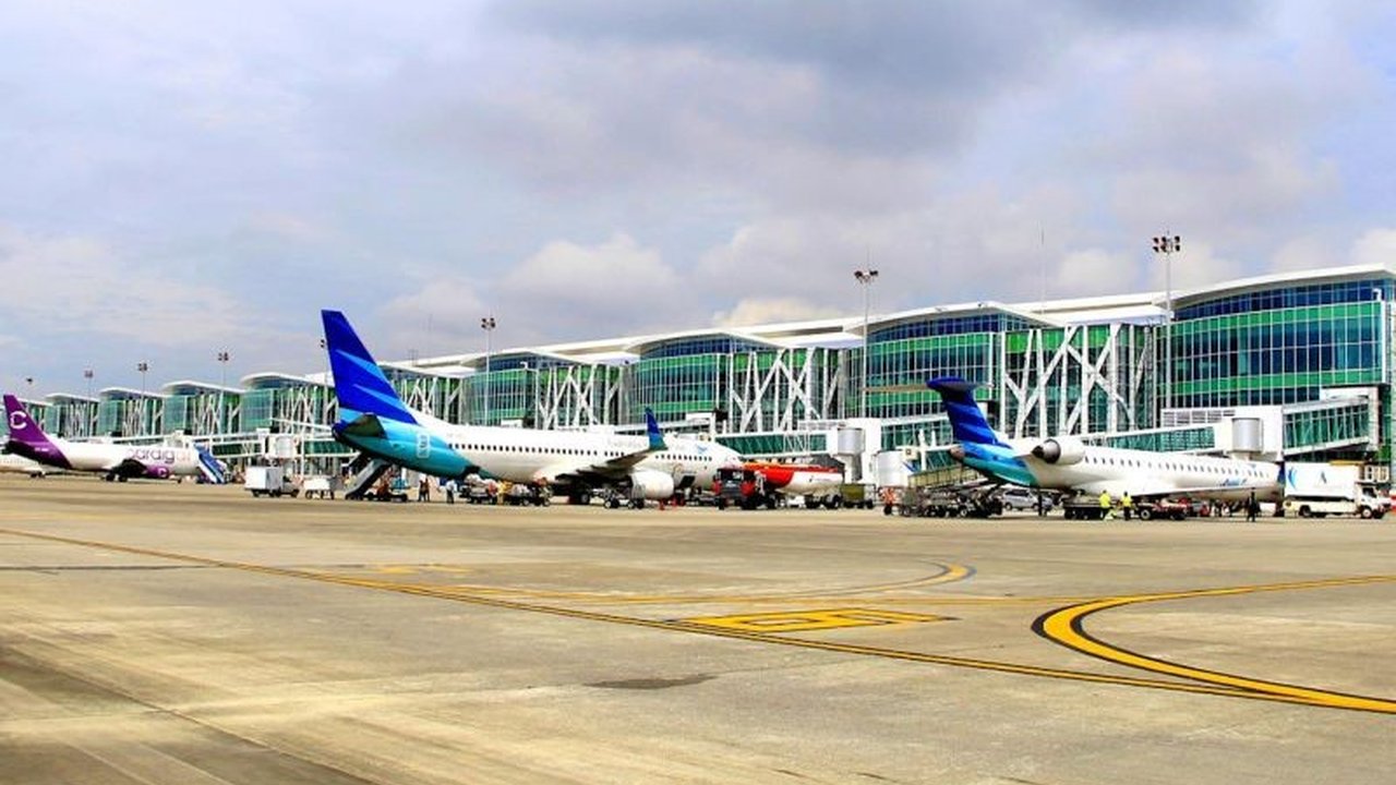 InJourney Airports melaporkan Bandara Soekarno-Hatta melayani 991 penerbangan per hari di 2024, menjadikannya bandara tersibuk di Indonesia dan menempati peringkat tinggi dalam rute internasional.