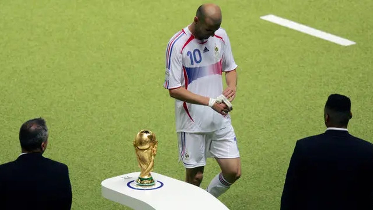 Gelandang Prancis, Zinedine Zidane, meninggalkan lapangan usai menanduk bek Italia, Marco Materazzi, saat final Piala Dunia 2006 Stadion Olympic, Jerman (9/7/2006). Tandukan tersebut merupaka