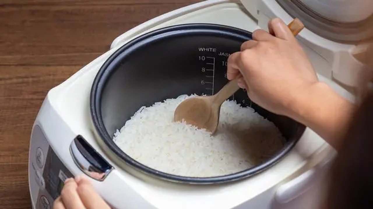 Ilustrasi menanak nasi di rice cooker. (Foto: Freepik)